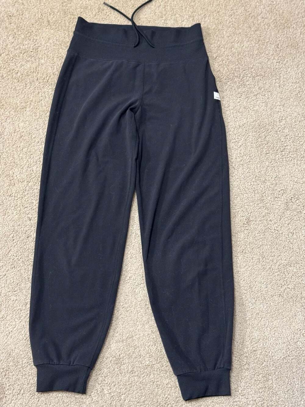 Vuori black high-waisted performance joggers with ribbed waistband and cuffs - Picture 2 of 11